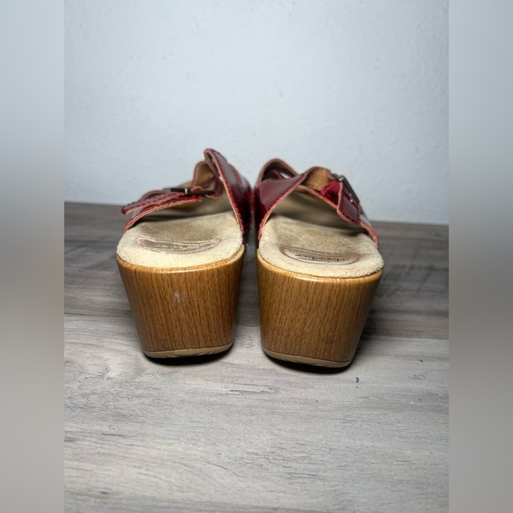 DANSKO Women Sela Red Metallic Crinkle Patent Leather Slip On Sandal,Size US 8 - Picture 4 of 9